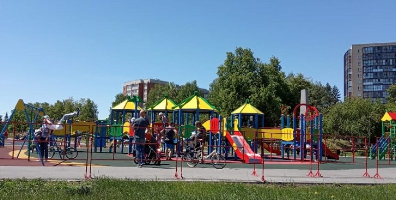Детская площадка в городском парке Бердска закрывается