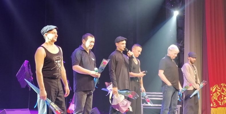 «Жги, кучерявый!»: небывалое количество мужчин пришло на концерт группы «Лесоповал» в Бердске