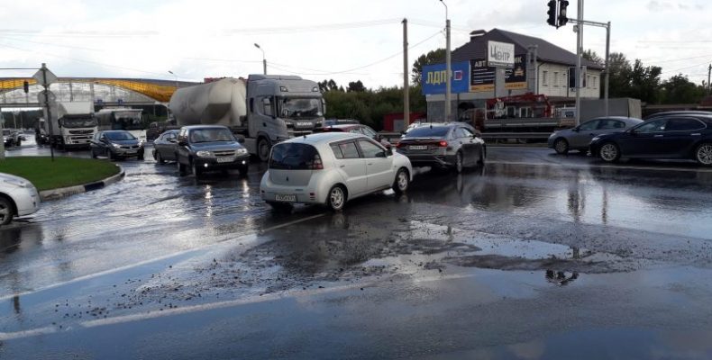 Из-за засора в коллекторе затопило фекалиями федеральную трассу в Бердске