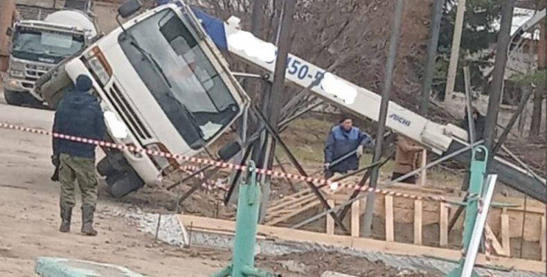 При выполнении грузоподъёмных работ в Бердске перевернулся автокран