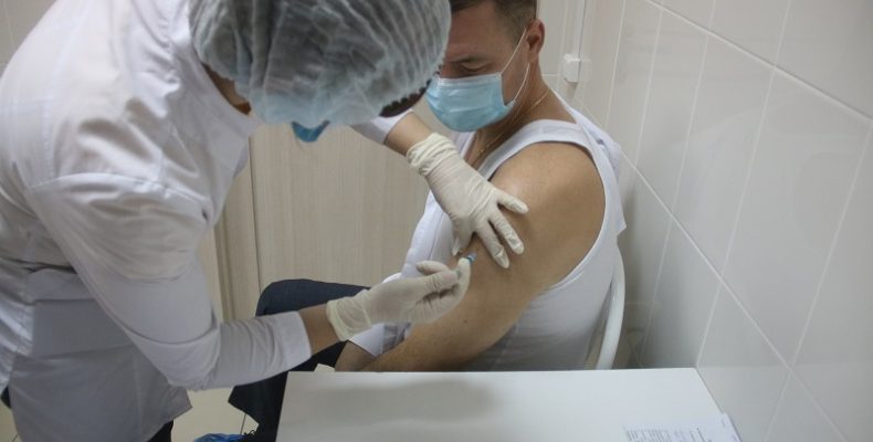 Вакцинировались против коронавируса первые лица администрации Бердска