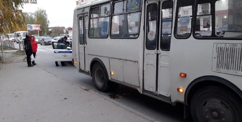 Поранила в кровь руку об автобус на остановке пожилая женщина в Бердске
