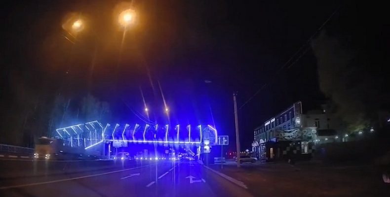 Автомобилисты Бердска высказались против яркой подсветки нового пешеходного моста в Новом посёлке