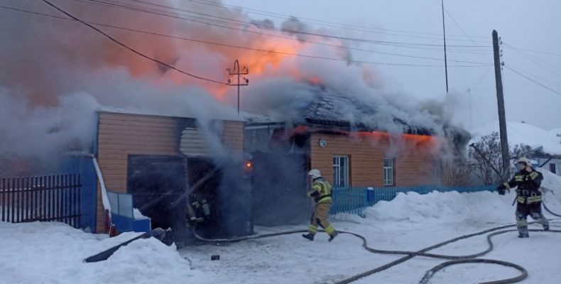В Бердске горит частный дом на 11 квартале