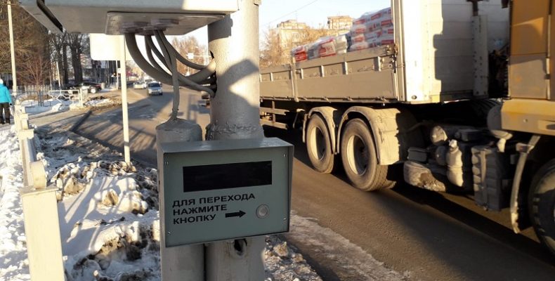 Из-за неработающей кнопки на светофоре пешеходы не могут перейти дорогу в Бердске