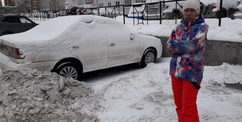 «Дорожные войны» в Бердске: иномарка осталась в сугробе после уборки снега