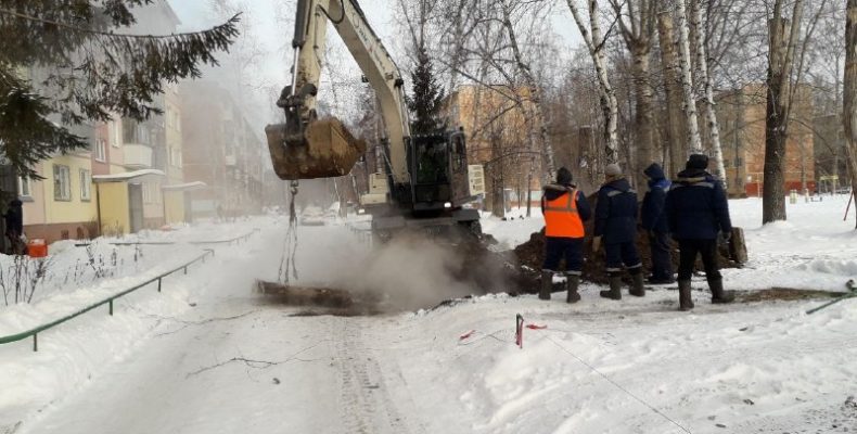 Коммунальщики Бердска устраняют аварию на теплотрассе в Микрорайоне