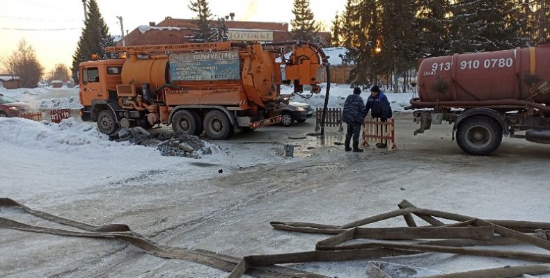 Из-за засора в канализационном колодце на улице Черёмушной случилась коммунальная авария в Бердске