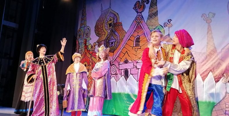 Под бурные овации и крики «Молодцы!» состоялась премьера детского спектакля в Бердске