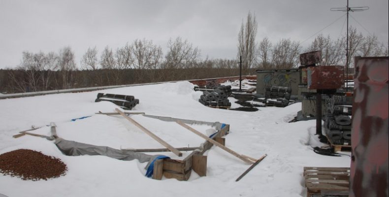 В доме с текущей крышей в Бердске на чердаке установят приспособления для приёма воды