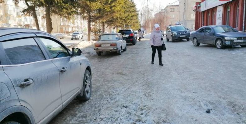 Фотофакт: заставили машинами тротуарную дорожку автолюбители в центре Бердска