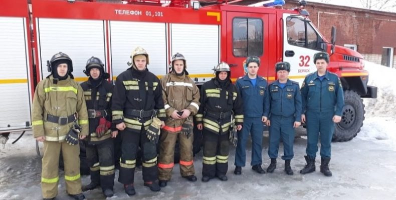 Бердчанка поблагодарила сотрудников МЧС за защиту дома от огня