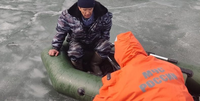 Завязшего в шуге рыбака достали спасатели МЧС из Бердска