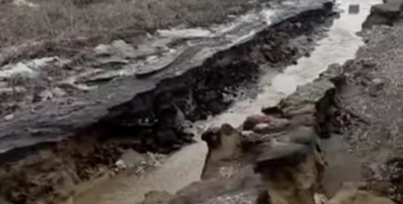Дорожников Бердска обвинили в том, что паводок размыл дорогу в Искитимском районе