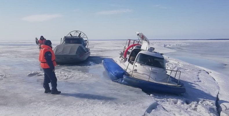 Застряло в трещине на льду судно специалистов гидрометцентра в районе Бердска