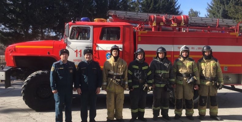 Жители Бердска поблагодарили пожарных за спасение