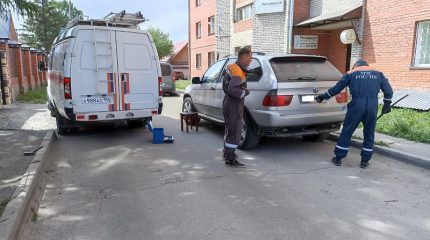 Грудного ребёнка освободили из запертого автомобиля спасатели МЧС в Бердске