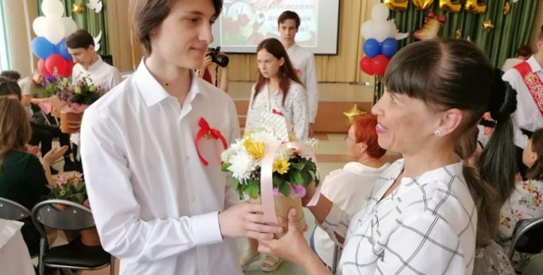 Последний звонок прозвенел в школах Бердска для выпускников