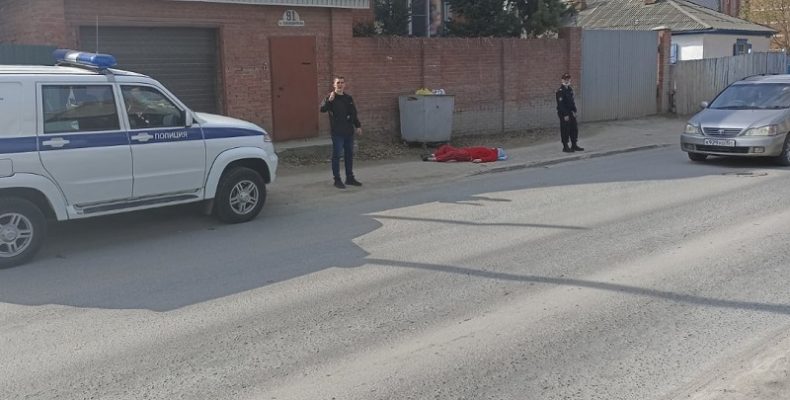Упала на тротуар и умерла женщина в Бердске