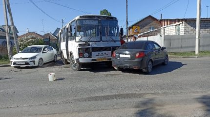 Рейсовый автобус №2 протаранил легковую иномарку в Бердске