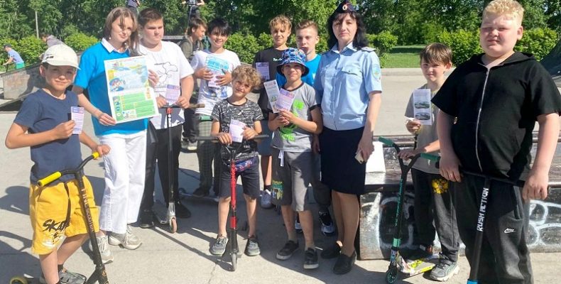 Ребятишек Бердска поучили езде на велосипеде и самокатах сотрудники региональной ГИБДД