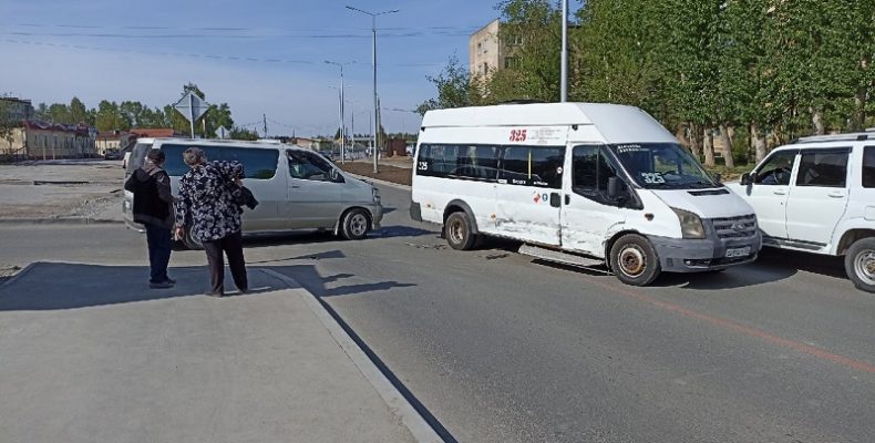 Микроавтобус Nissan протаранил 325-ю маршрутку в Бердске
