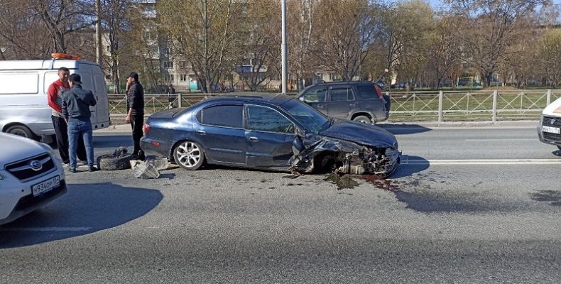 Nissan Cefiro жёстко протаранил Honda CR-V на трассе в Бердске