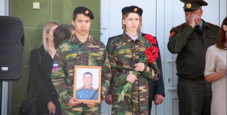 Орден Мужества вручили родителям военнослужащего Семена Прощалыгина, награжденного посмертно