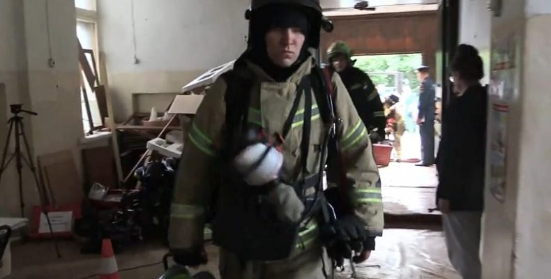 С заклеенной маской на ощупь искал пострадавшего пожарный из Бердска