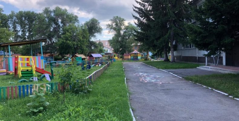 Оцепили детский сад и вызвали полицию: странный пакет обнаружили в Бердске