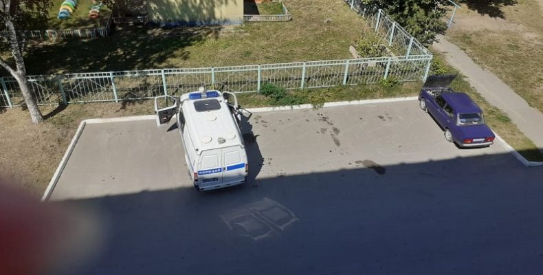 Неизвестные вскрыли авто в одном из дворов в Бердске