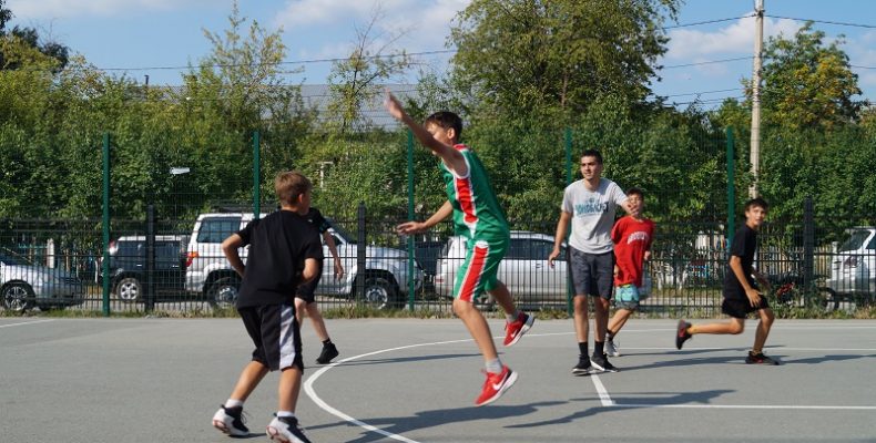 Сотрудники «Спортограда» возрождают парковый баскетбол в Бердске