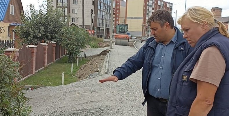 Начальник УЖКХ объяснил жителям улицы Речной в Бердске, как будут решаться их проблемы