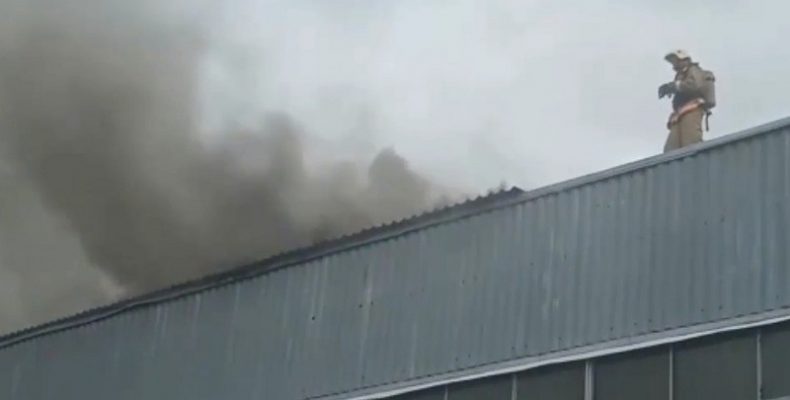 Пожарные Бердска оперативно потушили крышу предприятия «МебельТранс»