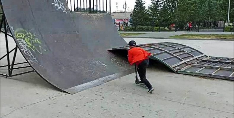 Несмотря на ремонт подростки продолжают кататься на разобранном скейт-парке в Бердске