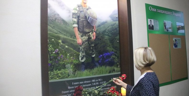 В день рождения Александра Фролова, погибшего на Украине, открыли мемориальную зону в лицее Бердска
