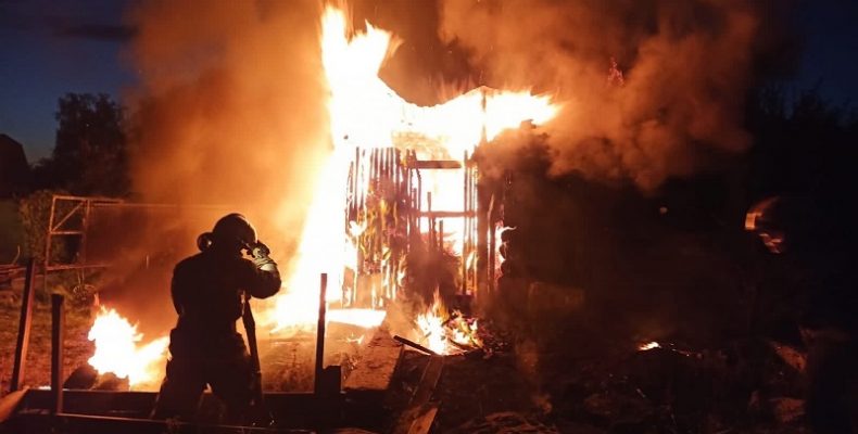 В бердском СНТ «Запрудное» дотла сгорела баня