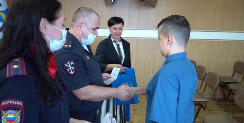 Первые паспорта вручили юным жителям Бердска полицейские