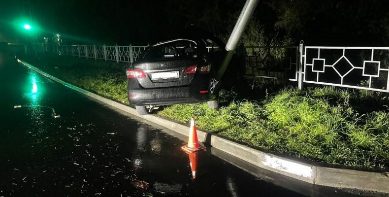 Ночной наезд автомобиля на столб в Бердске прокомментировали в ГИБДД региона