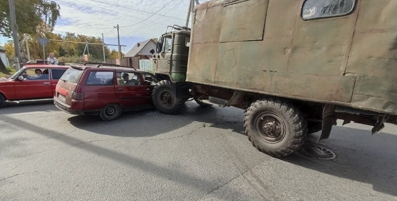 Легковушка и грузовик столкнулись на перекрёстке в Бердске
