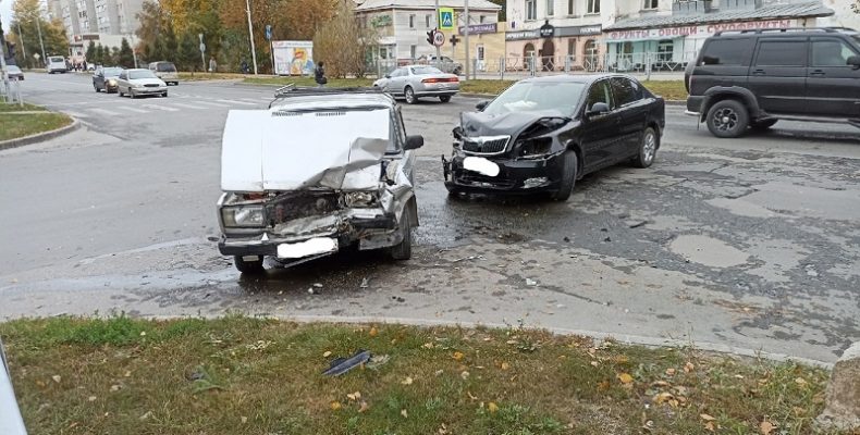 «Шкода» и «семерка» столкнулись на перекрёстке в Бердске
