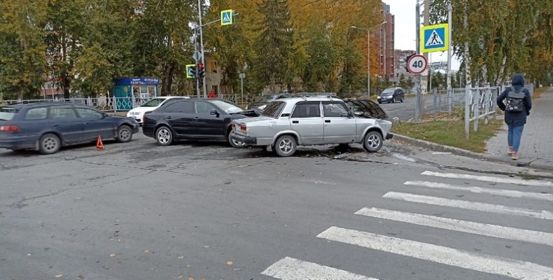 Как произошло столкновение «Шкоды» и «семёрки» на перекрёстке в Бердске, показало видео