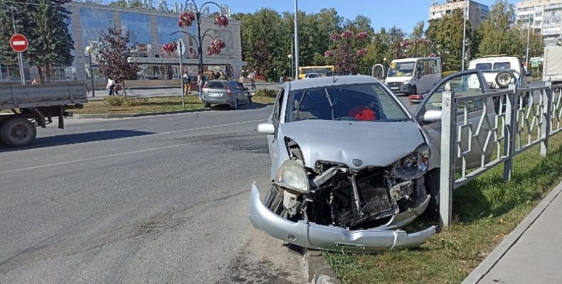 «Лада Приора» и «Тойота Витц» столкнулись на улице Лунной в Бердске
