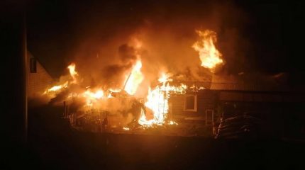 Три дачных домика и две бани сгорели за одну ночь в Бердске