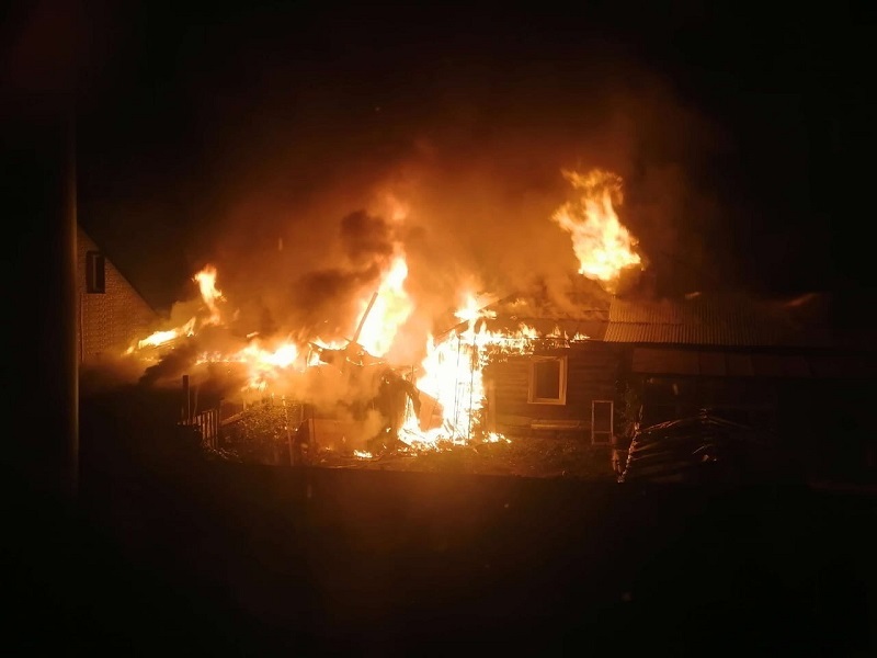Три дачных домика и две бани сгорели за одну ночь в Бердске