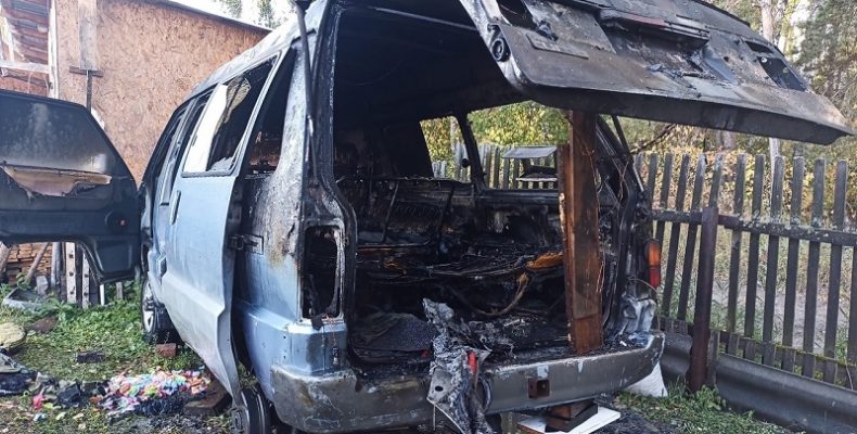 На даче в Бердске сгорел микроавтобус