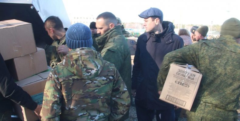 Лекарства, продовольствие и экипировку передали чиновники мобилизованным жителям Бердска