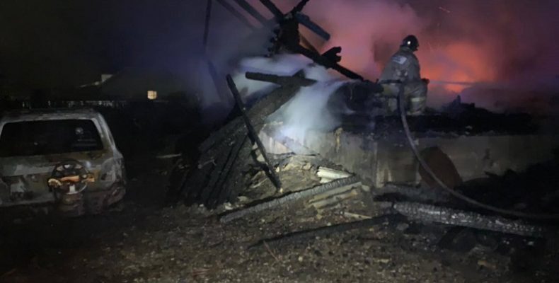 Два человека получили ожоги на масштабном пожаре в Бердске