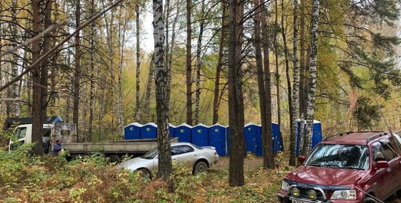 10 бесплатных мобильных туалетов установил для родственников резервистов в Академгородке предприниматель из Бердска
