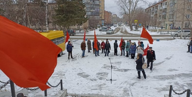 50 коммунистов Бердска и три депутата горсовета пришли на праздничный митинг к памятнику погибшим большевикам